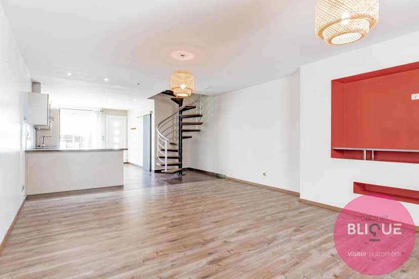 thumbnail of estate's photo