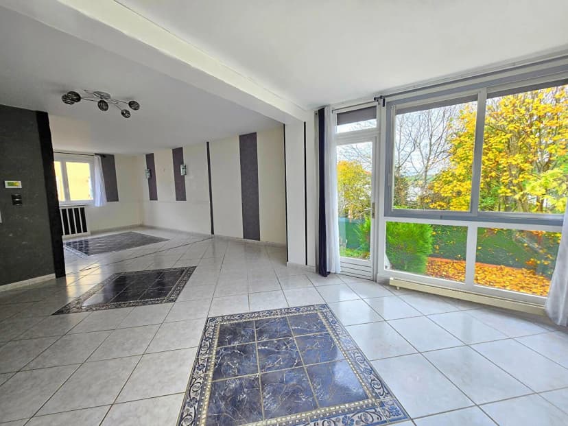 thumbnail of estate's photo