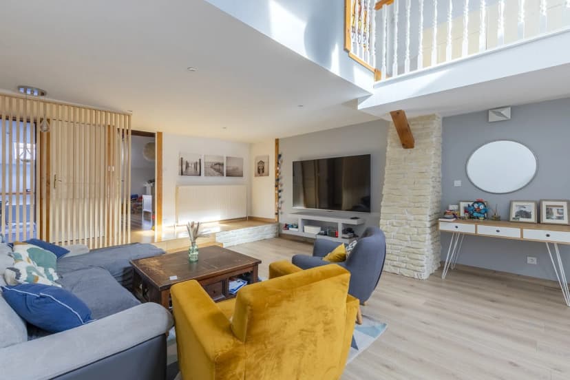 thumbnail of estate's photo